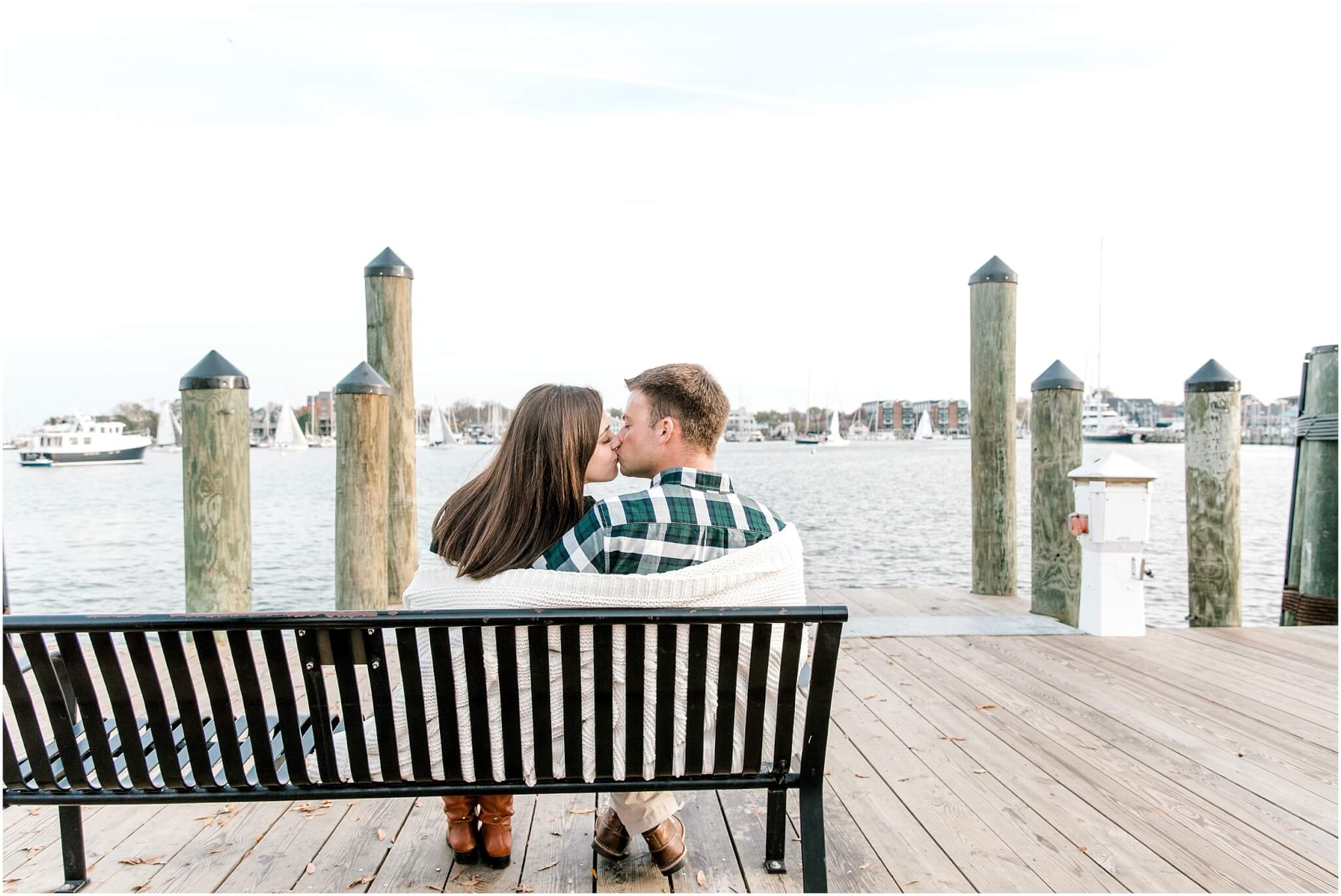 couple kissing on annapolis dock